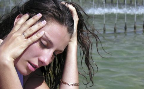 年轻女性发生闭经的症状有哪些