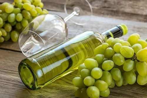 白葡萄酒的功效与作用是什么 高血压患者能不能喝葡萄酒