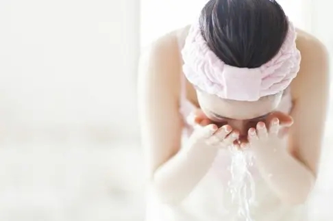 用白糖洗脸的好处是什么 洗面奶加白糖洗脸的好处是什么