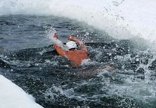 冬泳有什么好处 高血压能不能冬泳