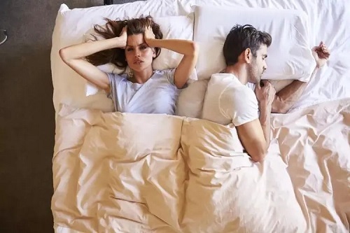 情侣的睡觉姿势有哪些 怎么从睡姿看出感情状况