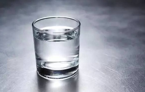 人一天要喝多少水 空腹喝水对身体有哪些好处
